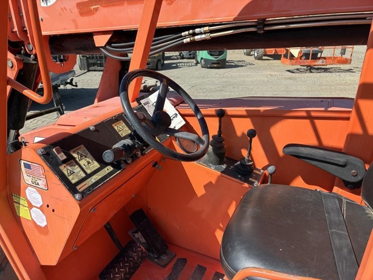 2013-jlg-8042-image-14