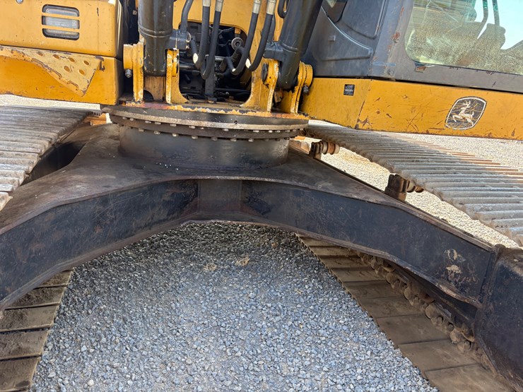 deere-200d-lc-image-11
