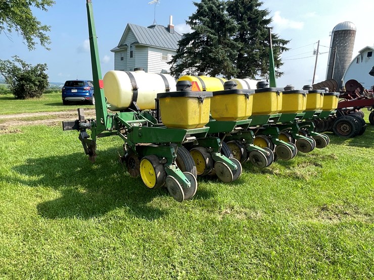 #5551-•-john-deere-p7000-planter-seeder-image-8