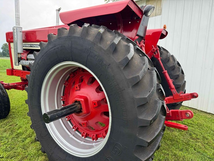 1974-ih-1568-tractor-image-50