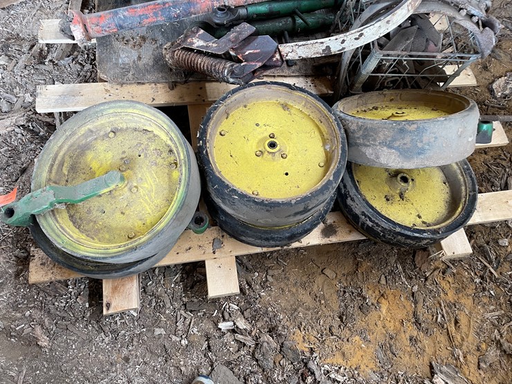 #5557-•-john-deere-gauge-wheels-image-1
