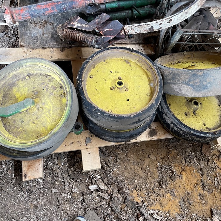 #5557 • John Deere Gauge Wheels