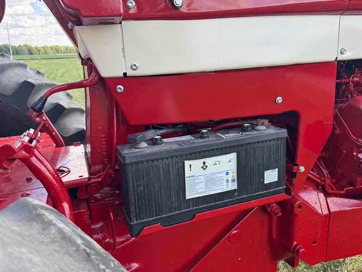 1972-ih-1468-tractor-image-12