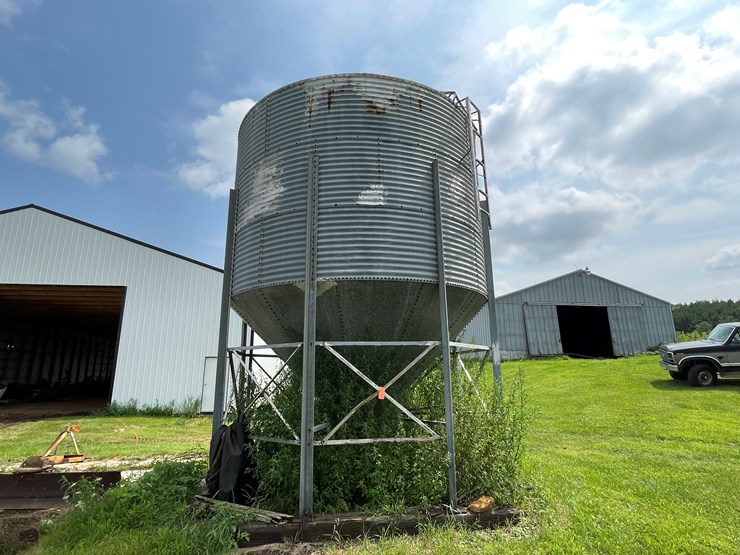 #5493-•-metal-feed-bin-image-1
