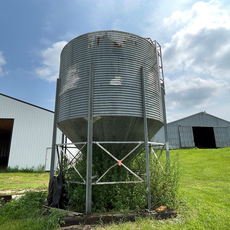 #5493 • Metal Feed Bin