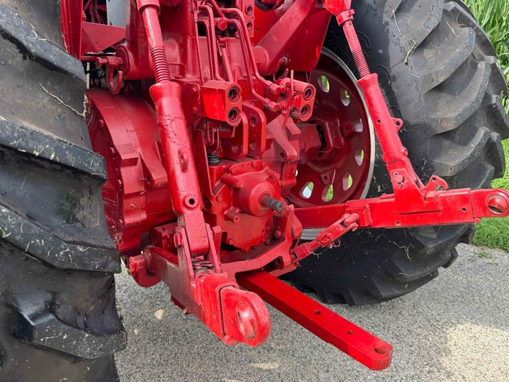 1974-ih-1568-tractor-image-4