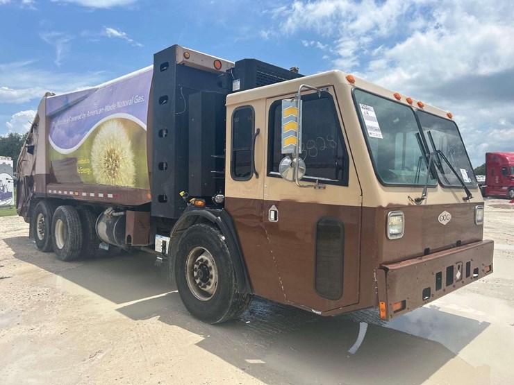 2012-crane-carrier-low-entry-t/a-rear-loader-garbage-truck-image-2