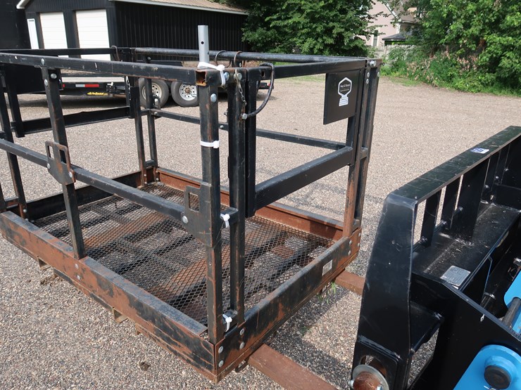 #190-•-titan-attachments-work-platform-image-1