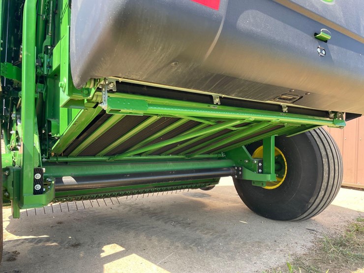 2021-john-deere-560m-image-8