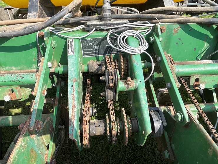 #5551-•-john-deere-p7000-planter-seeder-image-40