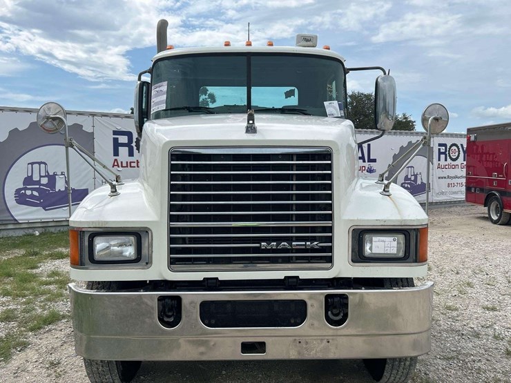 2011-mack-chu613-t/a-wet-kit-day-cab-truck-tractor-image-35
