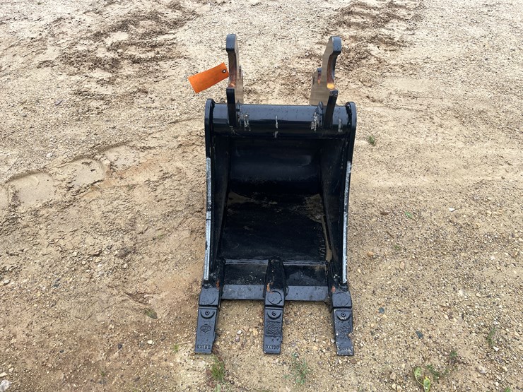 #214-•-kubota-18"-mini-excavator-bucket-image-2