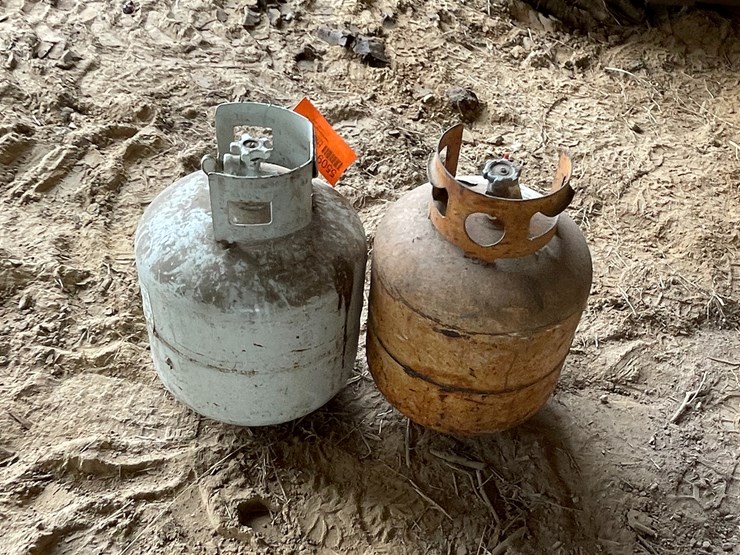 #5509-•-(2)-20-lb-propane-tanks-image-2