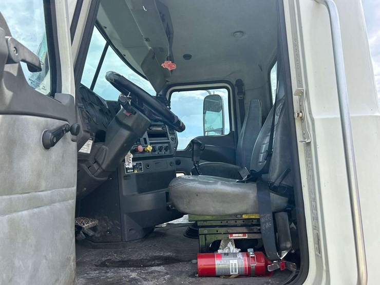 2011-mack-chu613-t/a-wet-kit-day-cab-truck-tractor-image-12