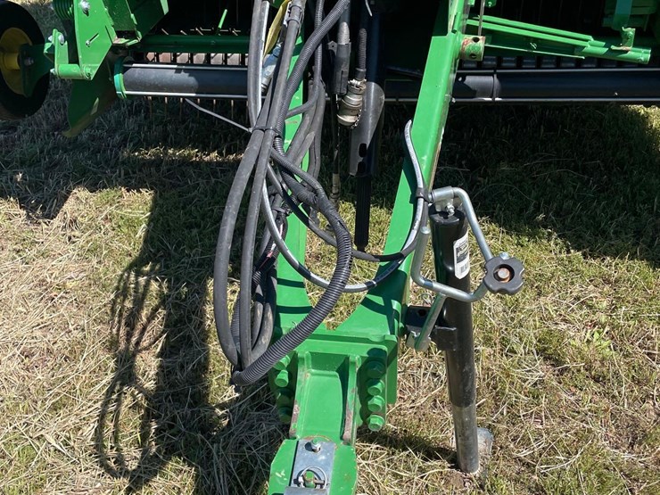 2017-john-deere-569-premium-image-10