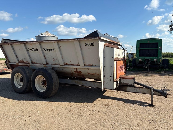 pro-twin-slinger-8030-manure-spreader-image-1