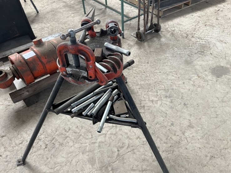 ridgid-40a-portable-tristand-yoke-vise-image-2