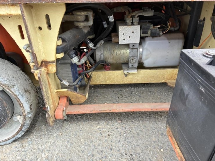 2010-jlg-1230es-image-7
