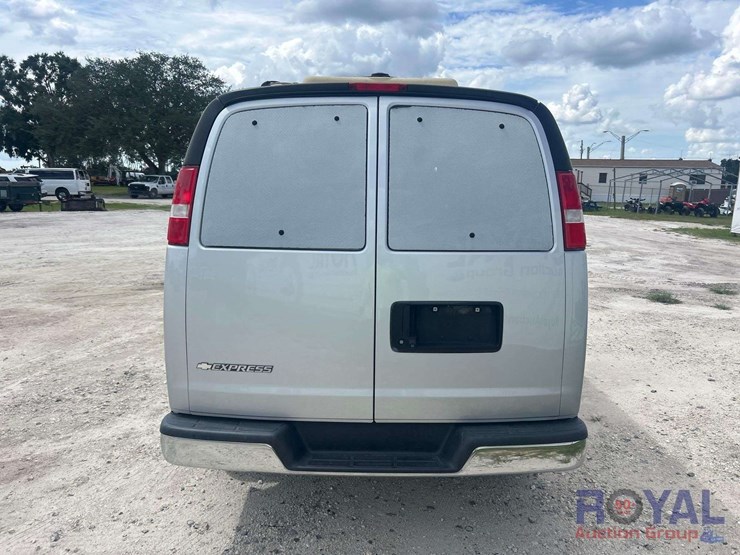 2017-chevrolet-express-lt-passenger-van-image-22
