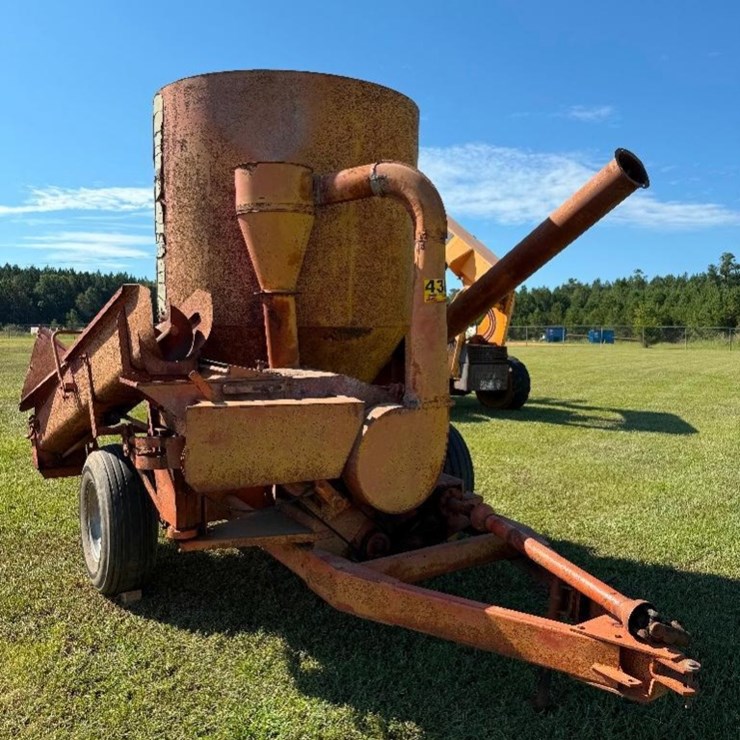 FARMHAND FEED MASTER HAMMER MILL