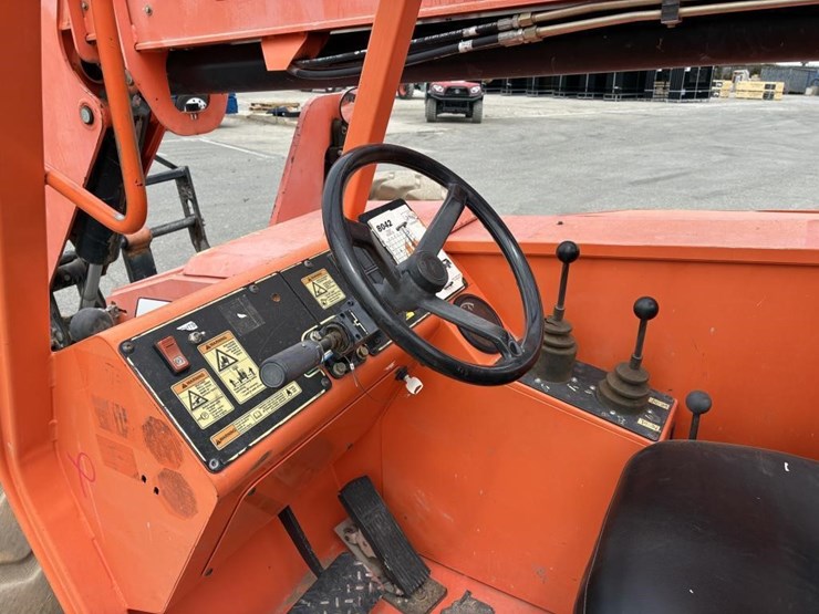 2013-jlg-8042-image-9