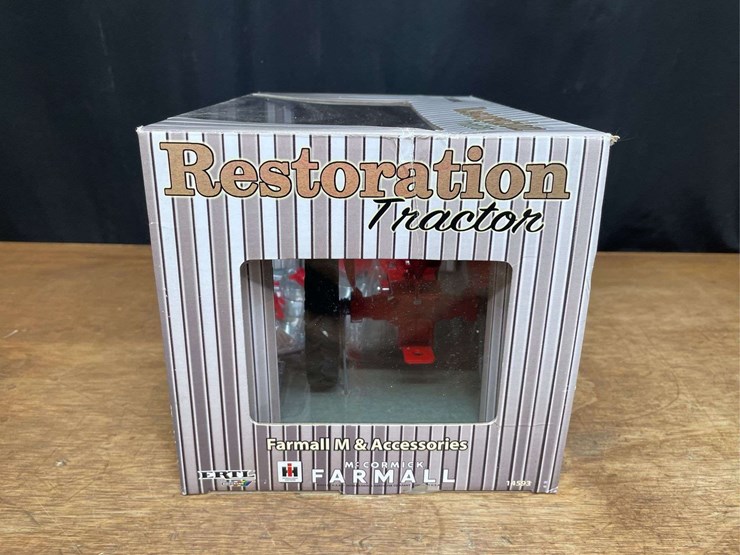 1/16-farmall-m-restoration-nib-ertl-image-4