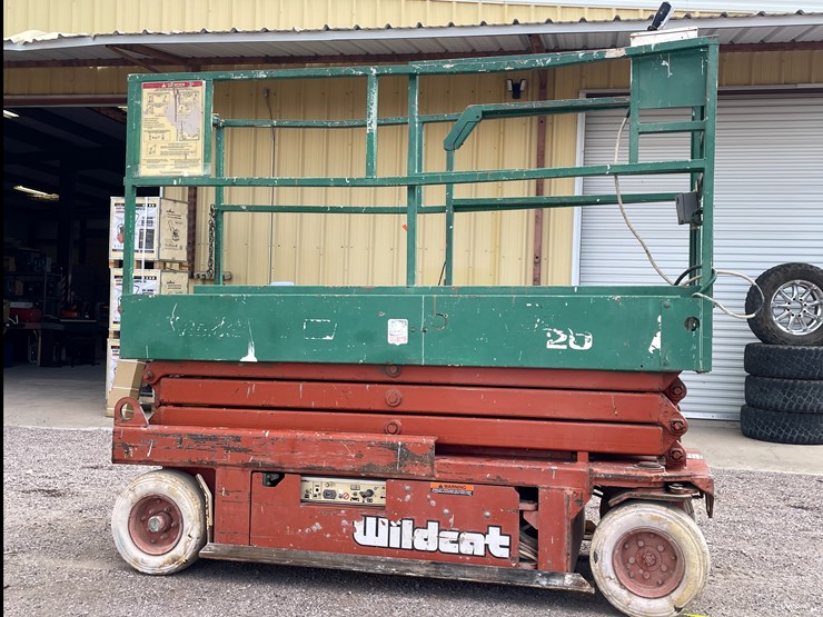 #1017-•-scissor-lift-image-1