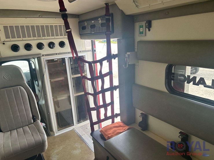 2012-freightliner-m2-106-braun-ambulance-image-28