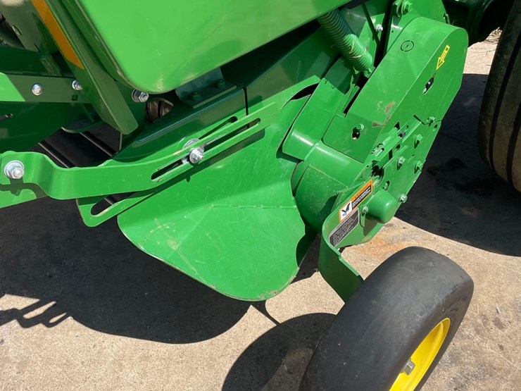 2021-john-deere-560m-image-26