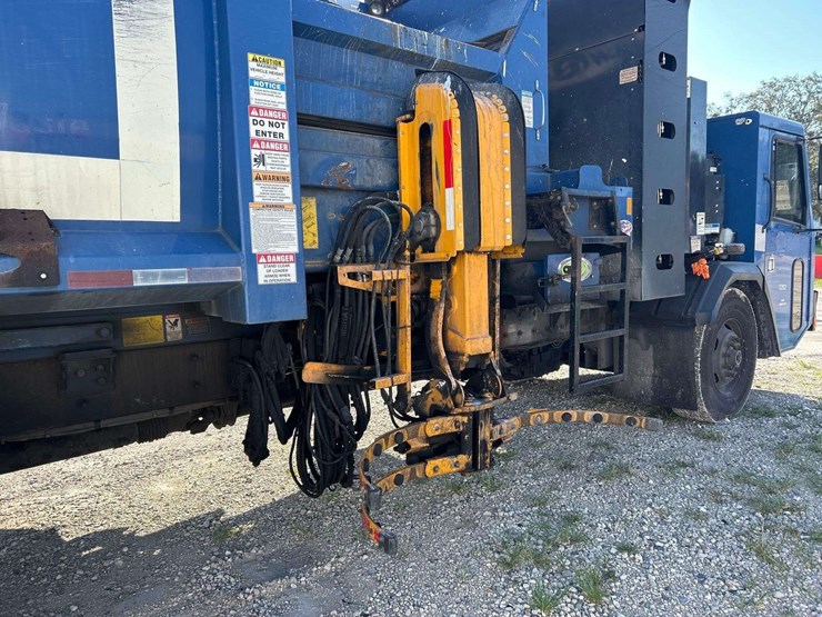 2016-crane-carrier-co.-low-entry-new-way-31asl-31yd-side-loader-garbage-truck-image-12