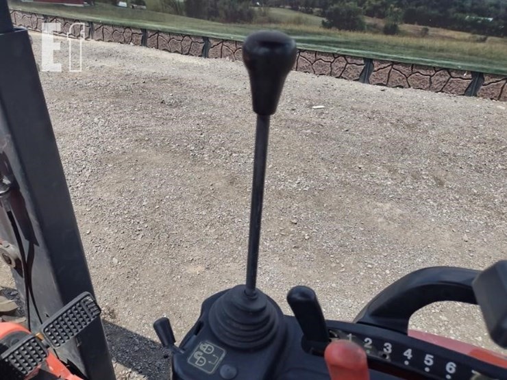 16-kubota-b26tlb-tractor-8242-image-10