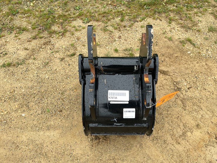 #214-•-kubota-18"-mini-excavator-bucket-image-5