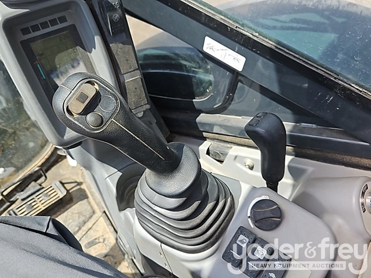 2019-deere-35g-image-34