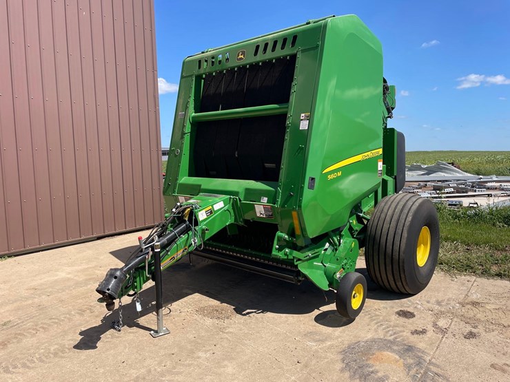 2021-john-deere-560m-image-1