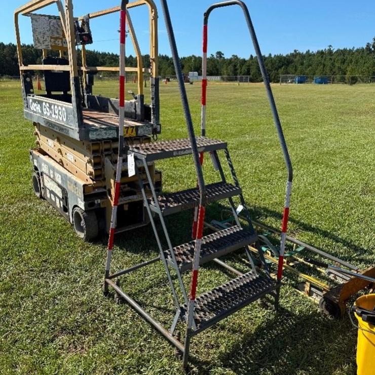 4 STEP PLATFORM LADDER