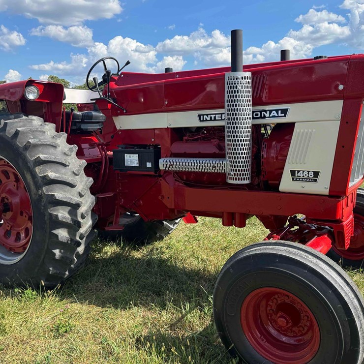 1972 IH 1468 Tractor