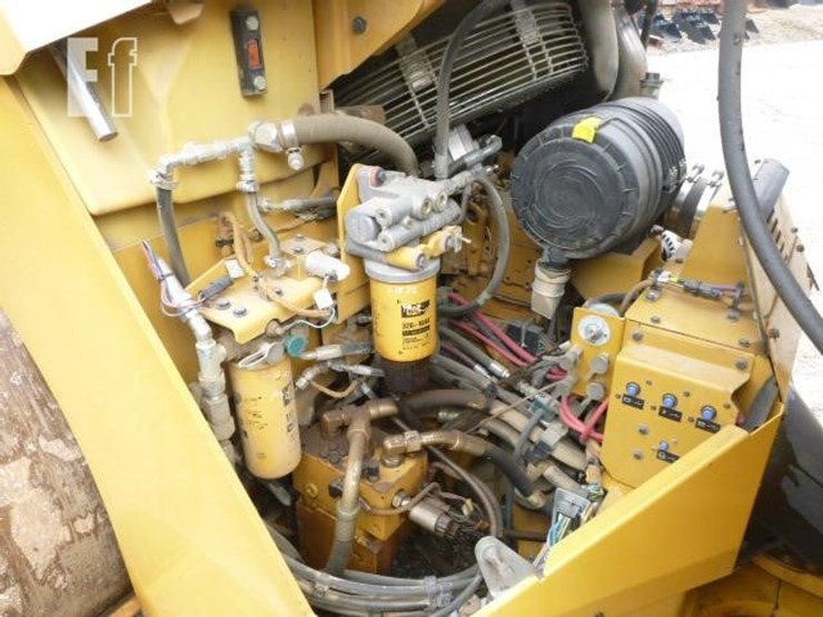 2014-caterpillar-cb64-image-19
