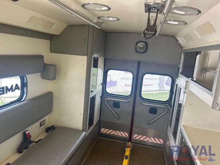 2012-freightliner-m2-106-braun-ambulance-image-26