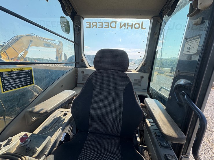 deere-200d-lc-image-19