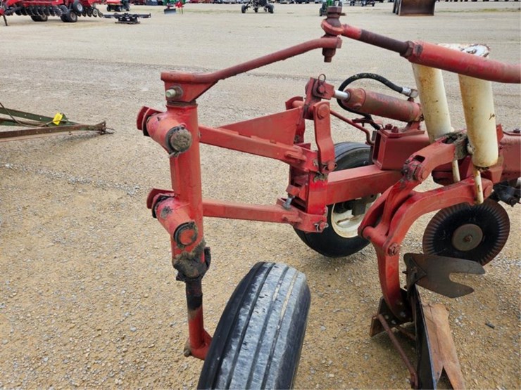 #265-•-ih-720-4-bottom-20"-semi-mount-plow-image-17