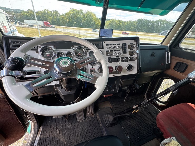 1998-peterbilt-378-image-18