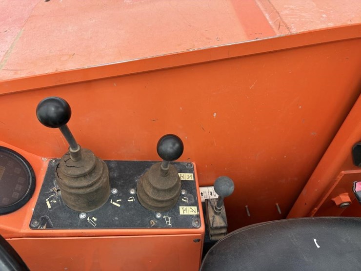 2013-jlg-8042-image-10