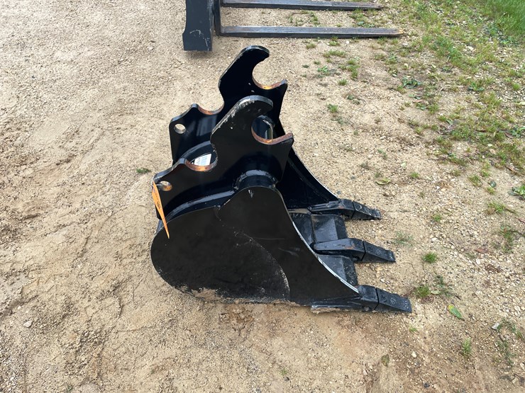 #214-•-kubota-18"-mini-excavator-bucket-image-4