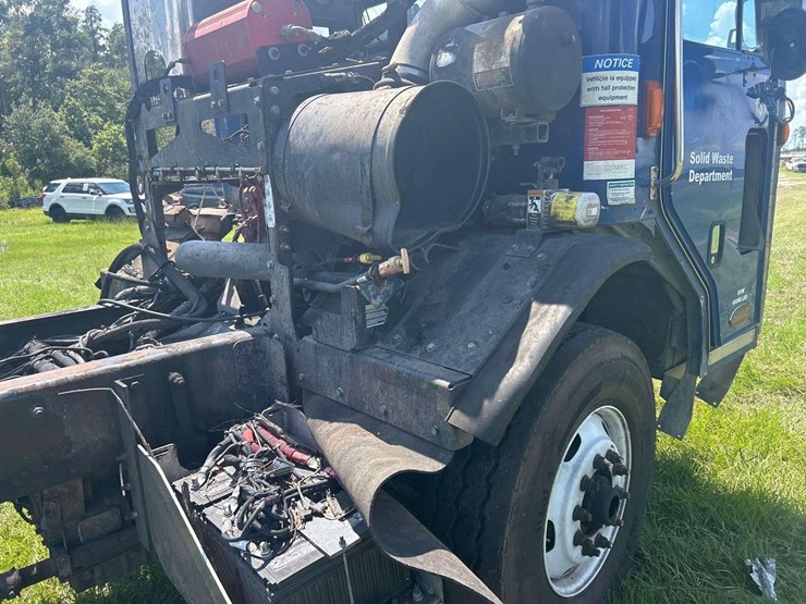 2020-peterbilt-520-image-13
