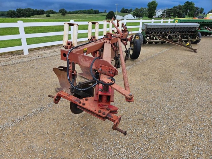 #265-•-ih-720-4-bottom-20"-semi-mount-plow-image-10