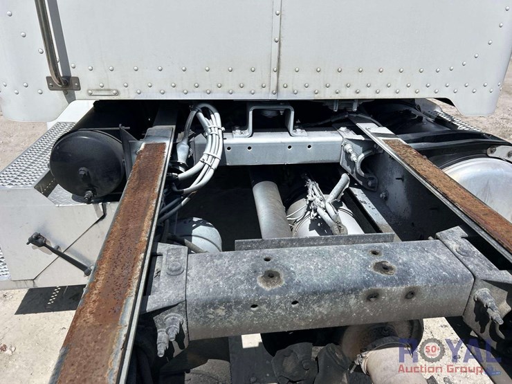2009-peterbilt-335-image-10