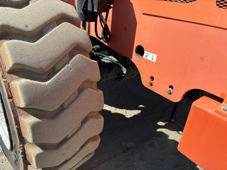 2013-jlg-8042-image-6