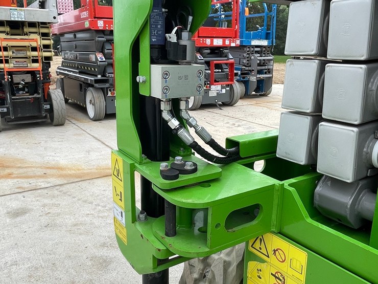 #120-•-2024-frontier-f3820tl-track-drive-scissors-lift-with-outriggers-image-12