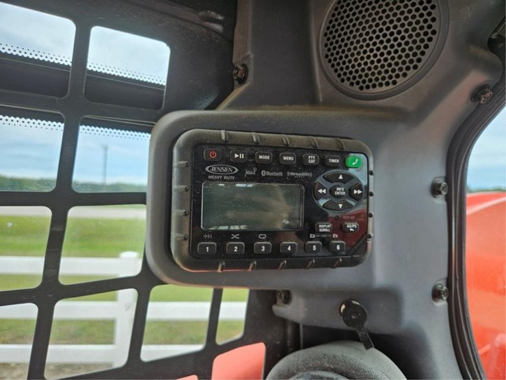 kubota-ssv75-image-26