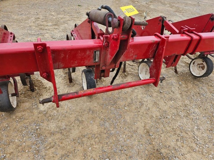 #264-•-ih-233-6-row-30"-3pt-cultivator-image-9